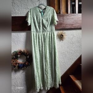 Chic Lace Maxi Dress in Light Green